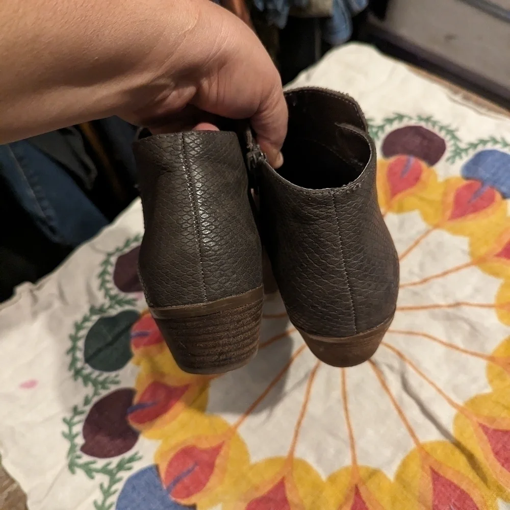 G.H Bass and Co‎ size 7 suede booties